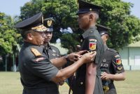 Pangdam XIII/Merdeka, Mayjen TNI Mirza Agus, memimpin Upacara Penutupan Pendidikan Pertama Bintara (Dikmaba) TNI AD Gelombang I Tahun Anggaran 2026 di Secaba Rindam XIII/Merdeka, Amurang, Kabupaten Minahasa Selatan, Sulawesi Utara, Jumat (24/4).