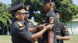 Pangdam XIII/Merdeka, Mayjen TNI Mirza Agus, memimpin Upacara Penutupan Pendidikan Pertama Bintara (Dikmaba) TNI AD Gelombang I Tahun Anggaran 2026 di Secaba Rindam XIII/Merdeka, Amurang, Kabupaten Minahasa Selatan, Sulawesi Utara, Jumat (24/4).