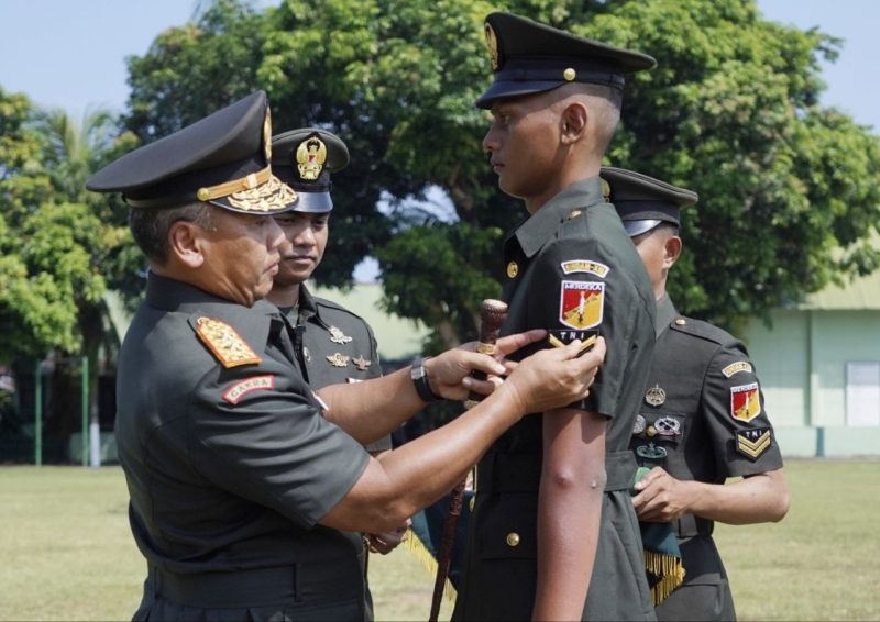 Pangdam XIII/Merdeka, Mayjen TNI Mirza Agus, memimpin Upacara Penutupan Pendidikan Pertama Bintara (Dikmaba) TNI AD Gelombang I Tahun Anggaran 2026 di Secaba Rindam XIII/Merdeka, Amurang, Kabupaten Minahasa Selatan, Sulawesi Utara, Jumat (24/4).
