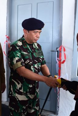 Laksda Dery Triesananto Suhendi Serahkan Kunci Rumah, Program Bedah Rumah Nelayan di Bitung