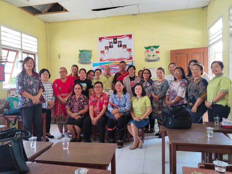 PKG Kecamatan Amurang, yang dinakodai oleh Servie Oghotan SPd, mengelar pertemuan rutin,  mengelar Pusat Kegiatan Gugus  kamis 30/4/26, bertempat di TK Dharma Wanita Kilo Meter 3 Kecamatan Amurang yang dipimpin  oleh Kepsek Nani Wulur SPd.
