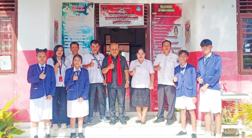 Ketua DPRD Kabupaten Minahasa, Drs. Robby Longkutoy, MM, secara resmi membuka rilis Token Tes Kemampuan Akademik (TKA) jenjang SMP Tahun 2026 yang dilaksanakan di SMP Negeri 2 Langowan sekaligus memantau pelaksanaan TKA di SMPN 6 Kakas, Rabu (8/4/2026).