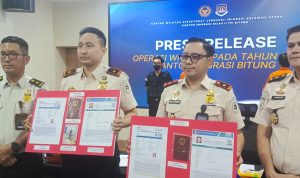 Kepala Kantor Wilayah Direktorat Jenderal Imigrasi Sulawesi Utara, Ramdhani (Kedua dari kanan) didampingi Kepala Seksi Inteldakim Muhamad Imran,Kepala Kantor Imigrasi Bitung Ruri Roesman dan Kepala Seksi Teknologi Informasi dan Komunikasi Keimigrasian (Tikkim) Simon Moselismi