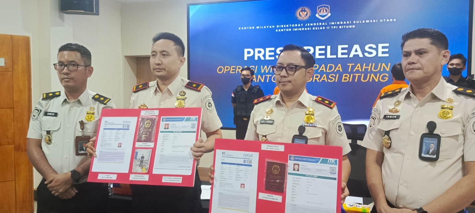 Kepala Kantor Wilayah Direktorat Jenderal Imigrasi Sulawesi Utara, Ramdhani (Kedua dari kanan) didampingi Kepala Seksi Inteldakim Muhamad Imran,Kepala Kantor Imigrasi Bitung Ruri Roesman dan Kepala Seksi Teknologi Informasi dan Komunikasi Keimigrasian (Tikkim) Simon Moselismi