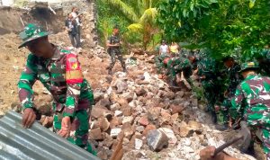 Pasca gempa bumi berkekuatan magnitudo 7,6 yang mengguncang wilayah Sulawesi Utara pada Kamis (2/4/2026), prajurit Kodam XIII/Merdeka bergerak cepat membantu penanganan dampak bencana bersama pemerintah daerah.