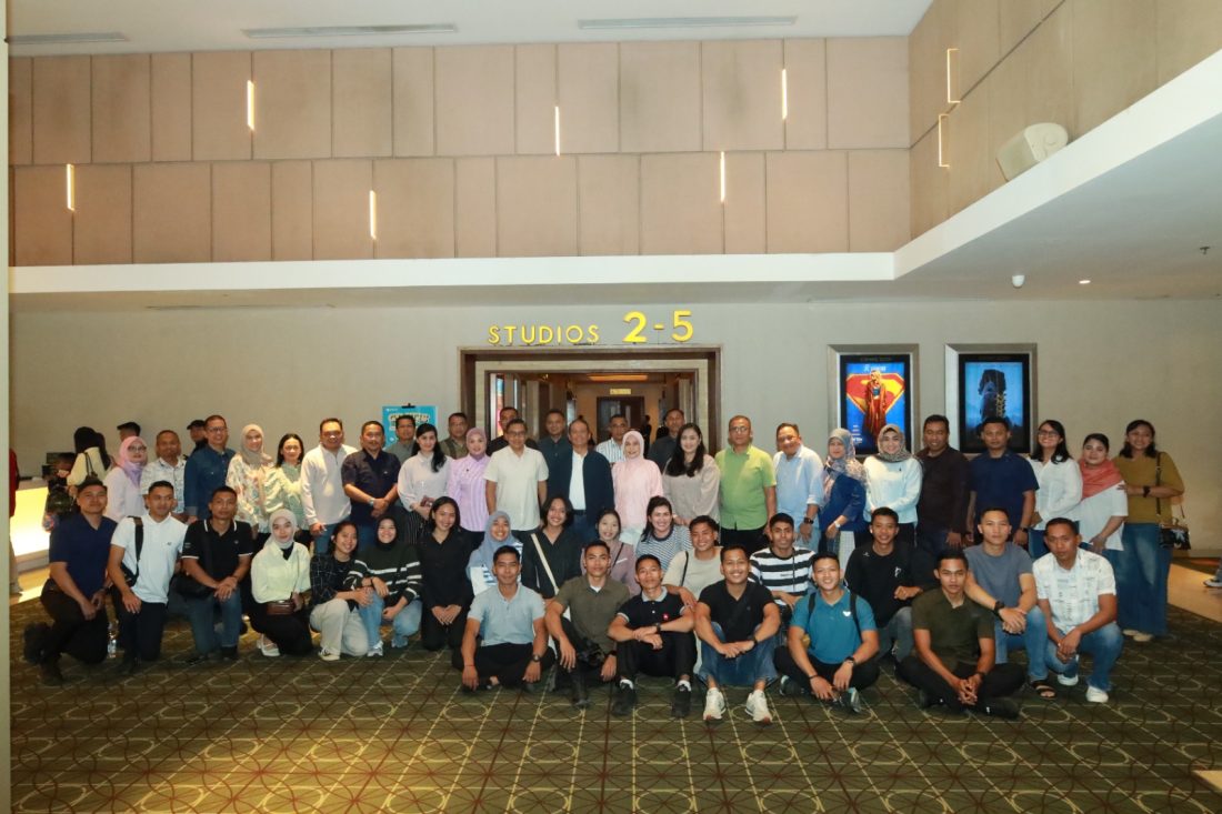 Komandan Kodaeral VIII Laksda TNI Dery Triesananto Suhendi bersama Ketua Daerah Kodaeral VIII Gabungan Jalasenastri Koarmada RI Emy Dery T.S. menggelar kegiatan nonton bareng (nobar) film aksi drama Indonesia The Hostage’s Hero di Studio XXI Mantos 3, Manado, Sabtu (4/4/2026).