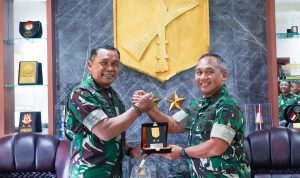 Pangdam XIII/Merdeka Mayjen TNI Mirza Agus, S.I.P., menerima audiensi Dankodiklatad Letjen TNI Mohamad Hasan bersama rombongan Aswaslat Kodiklatad di Makodam XIII/Merdeka, Senin (20/4/2026).