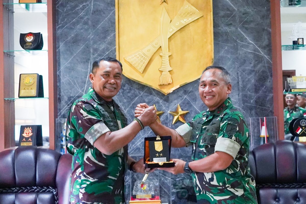 Pangdam XIII/Merdeka Mayjen TNI Mirza Agus, S.I.P., menerima audiensi Dankodiklatad Letjen TNI Mohamad Hasan bersama rombongan Aswaslat Kodiklatad di Makodam XIII/Merdeka, Senin (20/4/2026).