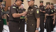 Kepala Kejaksaan Tinggi (Kajati) Sulawesi Utara Jacob Hendrik Pattipeilohy memimpin langsung upacara pelantikan, pengambilan sumpah, dan serah terima jabatan Wakil Kepala Kejaksaan Tinggi Sulawesi Utara serta sejumlah pejabat eselon III.