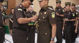 Kepala Kejaksaan Tinggi (Kajati) Sulawesi Utara Jacob Hendrik Pattipeilohy memimpin langsung upacara pelantikan, pengambilan sumpah, dan serah terima jabatan Wakil Kepala Kejaksaan Tinggi Sulawesi Utara serta sejumlah pejabat eselon III.