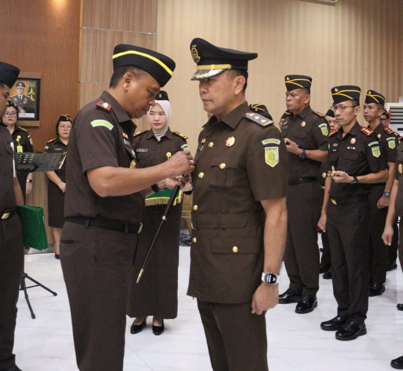 Kepala Kejaksaan Tinggi (Kajati) Sulawesi Utara Jacob Hendrik Pattipeilohy memimpin langsung upacara pelantikan, pengambilan sumpah, dan serah terima jabatan Wakil Kepala Kejaksaan Tinggi Sulawesi Utara serta sejumlah pejabat eselon III.