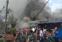 Prajurit Kodaeral VIII menunjukkan kesigapan dan respons cepat dalam membantu penanganan kebakaran yang melanda rumah warga di samping Mako Kodaeral VIII, Kelurahan Kairagi Weru, Kota Manado, Selasa (28/4/2026).