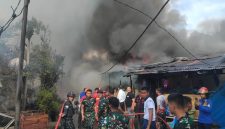 Prajurit Kodaeral VIII menunjukkan kesigapan dan respons cepat dalam membantu penanganan kebakaran yang melanda rumah warga di samping Mako Kodaeral VIII, Kelurahan Kairagi Weru, Kota Manado, Selasa (28/4/2026).