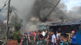Prajurit Kodaeral VIII menunjukkan kesigapan dan respons cepat dalam membantu penanganan kebakaran yang melanda rumah warga di samping Mako Kodaeral VIII, Kelurahan Kairagi Weru, Kota Manado, Selasa (28/4/2026).