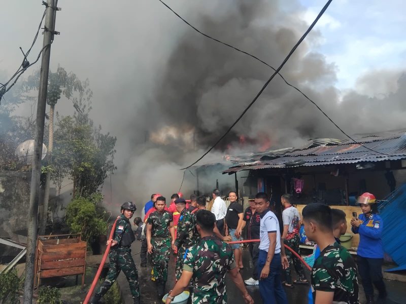Prajurit Kodaeral VIII menunjukkan kesigapan dan respons cepat dalam membantu penanganan kebakaran yang melanda rumah warga di samping Mako Kodaeral VIII, Kelurahan Kairagi Weru, Kota Manado, Selasa (28/4/2026).