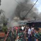Prajurit Kodaeral VIII menunjukkan kesigapan dan respons cepat dalam membantu penanganan kebakaran yang melanda rumah warga di samping Mako Kodaeral VIII, Kelurahan Kairagi Weru, Kota Manado, Selasa (28/4/2026).