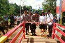 Akses vital warga di Desa Ranotongkor Timur akhirnya kembali normal setelah jembatan penghubung yang sebelumnya rusak parah berhasil diperbaiki oleh Satuan Brimob Polda Sulawesi Utara.