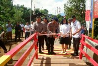 Akses vital warga di Desa Ranotongkor Timur akhirnya kembali normal setelah jembatan penghubung yang sebelumnya rusak parah berhasil diperbaiki oleh Satuan Brimob Polda Sulawesi Utara.