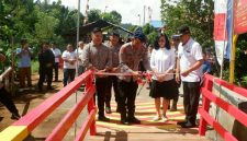 Akses vital warga di Desa Ranotongkor Timur akhirnya kembali normal setelah jembatan penghubung yang sebelumnya rusak parah berhasil diperbaiki oleh Satuan Brimob Polda Sulawesi Utara.