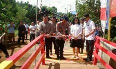 Aksi Nyata Brimob Polda Sulut! Jembatan Rusak di Minahasa Kini Kokoh, Akses Warga Kembali Lancar