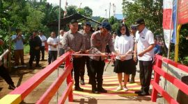 Akses vital warga di Desa Ranotongkor Timur akhirnya kembali normal setelah jembatan penghubung yang sebelumnya rusak parah berhasil diperbaiki oleh Satuan Brimob Polda Sulawesi Utara.