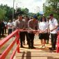 Akses vital warga di Desa Ranotongkor Timur akhirnya kembali normal setelah jembatan penghubung yang sebelumnya rusak parah berhasil diperbaiki oleh Satuan Brimob Polda Sulawesi Utara.