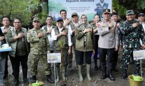 Pangdam XIII/Merdeka Mayjen TNI Mirza Agus, S.I.P menghadiri kegiatan penanaman mangrove bersama Menteri Kehutanan Raja Juli Antoni, M.A., Ph.D, di kawasan Mangrove Park areal Lembaga Pengelola Hutan Desa (LPHD) Dariaga Mudae, Desa Darunu, Kecamatan Wori, Kabupaten Minahasa Utara, Sulawesi Utara, Kamis (9/4/2026).