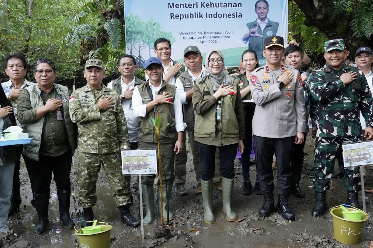 Pangdam XIII/Merdeka Mayjen TNI Mirza Agus, S.I.P menghadiri kegiatan penanaman mangrove bersama Menteri Kehutanan Raja Juli Antoni, M.A., Ph.D, di kawasan Mangrove Park areal Lembaga Pengelola Hutan Desa (LPHD) Dariaga Mudae, Desa Darunu, Kecamatan Wori, Kabupaten Minahasa Utara, Sulawesi Utara, Kamis (9/4/2026).