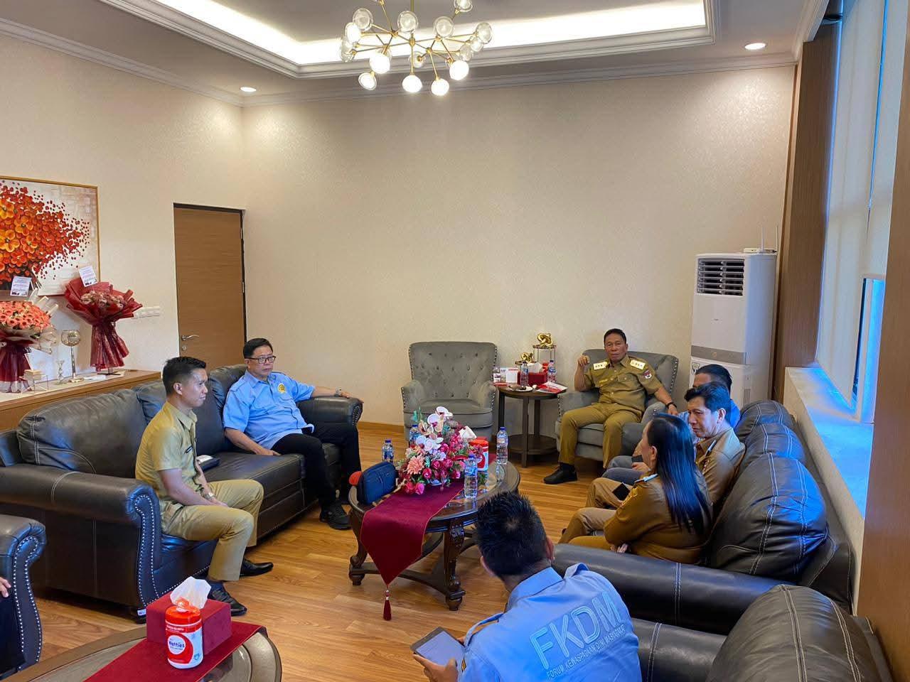 Bupati Minsel Franky Donny Wongkar menerima kunjungan pengurus Forum Kewaspadaan Dini Masyarakat (FKDM) Sulawesi Utara periode 2026 di Kantor Bupati Minahasa Selatan, Senin 13 April 2026.