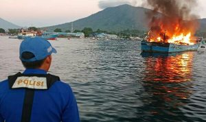 Kebakaran melanda kapal KM Maranatha 04 di perairan Selat Lembeh, tepatnya di depan Pangkalan Pendaratan Ikan (PPS) Kota Bitung, Rabu (15/04/2026).