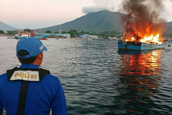 Kebakaran melanda kapal KM Maranatha 04 di perairan Selat Lembeh, tepatnya di depan Pangkalan Pendaratan Ikan (PPS) Kota Bitung, Rabu (15/04/2026).
