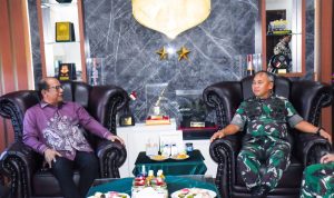 Mayjen TNI Mirza Agus Pangdam XIII/Merdeka, Mayjen TNI Mirza Agus, menerima audiensi Sekretaris Daerah Provinsi Gorontalo, Sofian Ibrahim, bersama rombongan di Makodam XIII/Merdeka, Manado, Rabu (15/4/2026).