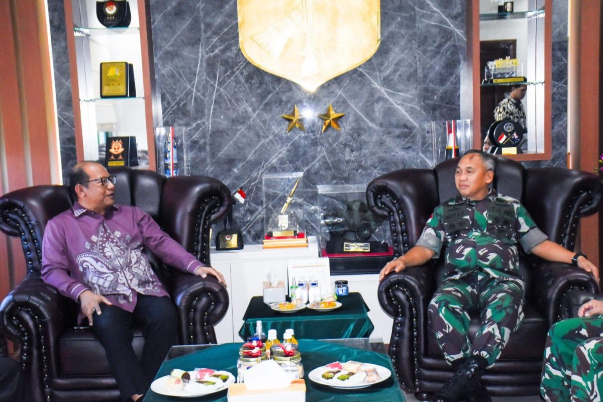 Pangdam XIII/Merdeka, Mayjen TNI Mirza Agus, menerima audiensi Sekretaris Daerah Provinsi Gorontalo, Sofian Ibrahim, bersama rombongan di Makodam XIII/Merdeka, Manado, Rabu (15/4/2026).