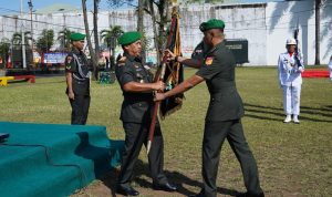 Letkol Siswo Utomo Panglima Kodam XIII/Merdeka, Mirza Agus, memimpin langsung Serah Terima Jabatan (Sertijab) Komandan Batalyon Zeni Tempur (Danyonzipur) 19/Yudha Karya Nyata (YKN) yang digelar di Markas Yonzipur 19/YKN, Maumbi, Kamis (16/4/2026).