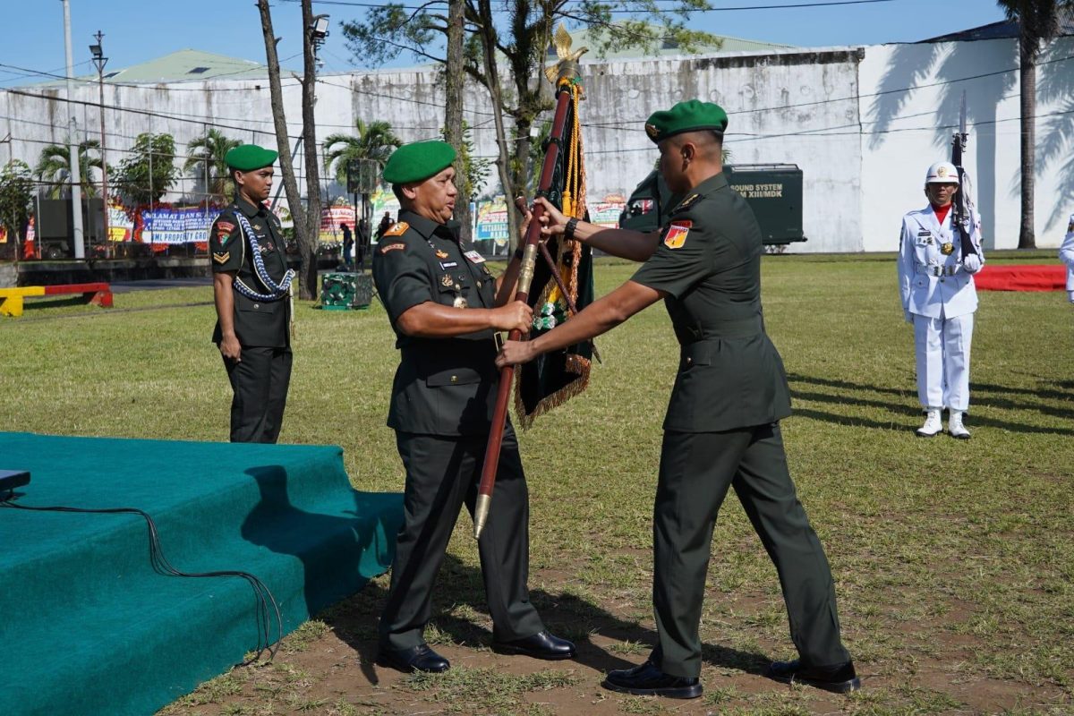 Panglima Kodam XIII/Merdeka, Mirza Agus, memimpin langsung Serah Terima Jabatan (Sertijab) Komandan Batalyon Zeni Tempur (Danyonzipur) 19/Yudha Karya Nyata (YKN) yang digelar di Markas Yonzipur 19/YKN, Maumbi, Kamis (16/4/2026).