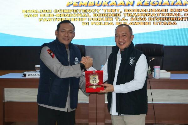 Wakapolda Sulawesi Utara, Brigjen Pol Awi Setiyono, secara resmi membuka rangkaian kegiatan yang digelar oleh Divisi Hubungan Internasional Polri bersama Komisi Kepolisian Nasional di Mapolda Sulut, Rabu (22/4/2026).