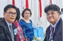 Kepsek Hendra Massie bersama peserta didik SMAN 9 Manado yang lulus. (Foto Ist)