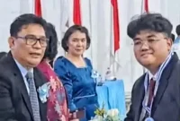 Kepsek Hendra Massie bersama peserta didik SMAN 9 Manado yang lulus. (Foto Ist)