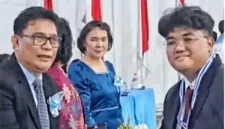 Kepsek Hendra Massie bersama peserta didik SMAN 9 Manado yang lulus. (Foto Ist)