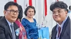Kepsek Hendra Massie bersama peserta didik SMAN 9 Manado yang lulus. (Foto Ist)