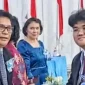 Kepsek Hendra Massie bersama peserta didik SMAN 9 Manado yang lulus. (Foto Ist)