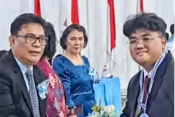 Kepsek Hendra Massie bersama peserta didik SMAN 9 Manado yang lulus. (Foto Ist)