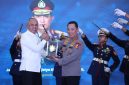 Kapolri Listyo Sigit Prabowo menerima tanda kehormatan Adhi Bhakti Senapati dari Badan Siber dan Sandi Negara pada Rabu (6/5/2026).