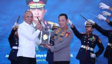 Kapolri Listyo Sigit Prabowo menerima tanda kehormatan Adhi Bhakti Senapati dari Badan Siber dan Sandi Negara pada Rabu (6/5/2026).