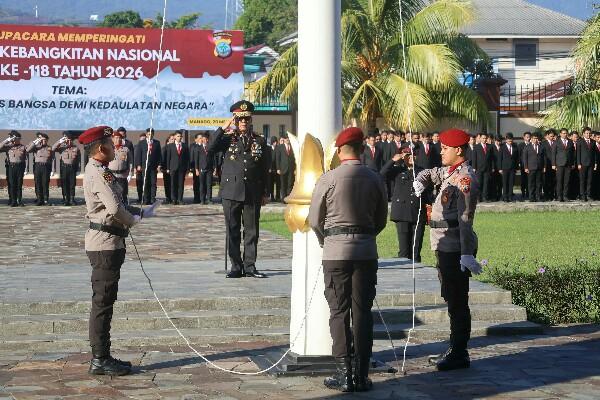Wakapolda Sulawesi Utara Awi Setiyono bertindak sebagai inspektur upacara dalam peringatan Hari Kebangkitan Nasional (Harkitnas) ke-118 tahun 2026 di Lapangan Presisi Polda Sulut, Rabu (20/5/2026).