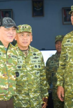 Didampingi Pangdam XIII/Mdk, Menhan Tinjau Yonif TP 868 Bantong Sakti