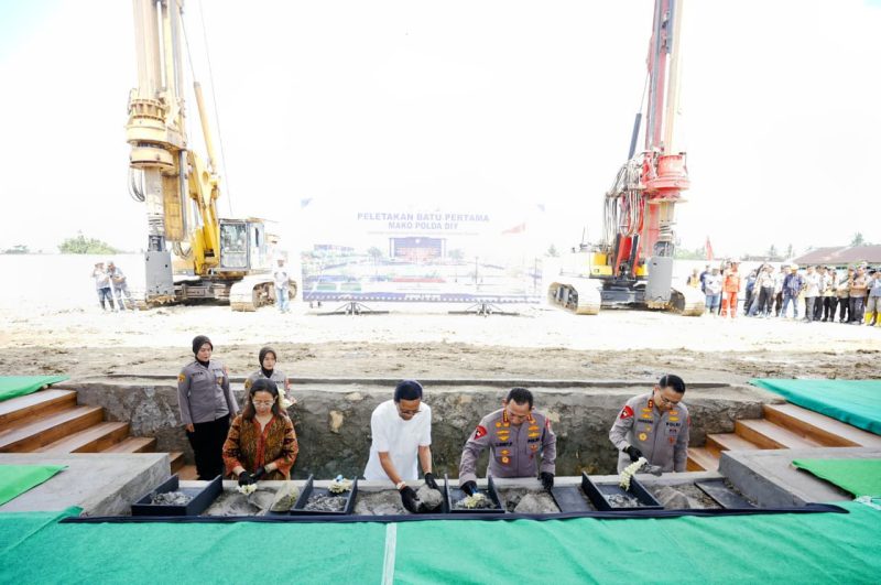 Kapolri Listyo Sigit Prabowo menghadiri peletakan batu pertama pembangunan Mapolda Daerah Istimewa Yogyakarta (DIY) yang akan mengusung konsep kepolisian berbasis Smart City.