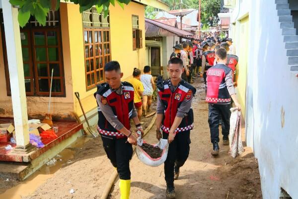 Polda Sulawesi Utara bergerak cepat menangani dampak banjir bandang yang melanda Kabupaten Bolaang Mongondow dengan mengerahkan ratusan personel gabungan ke lokasi terdampak, Kamis (28/5/2026).