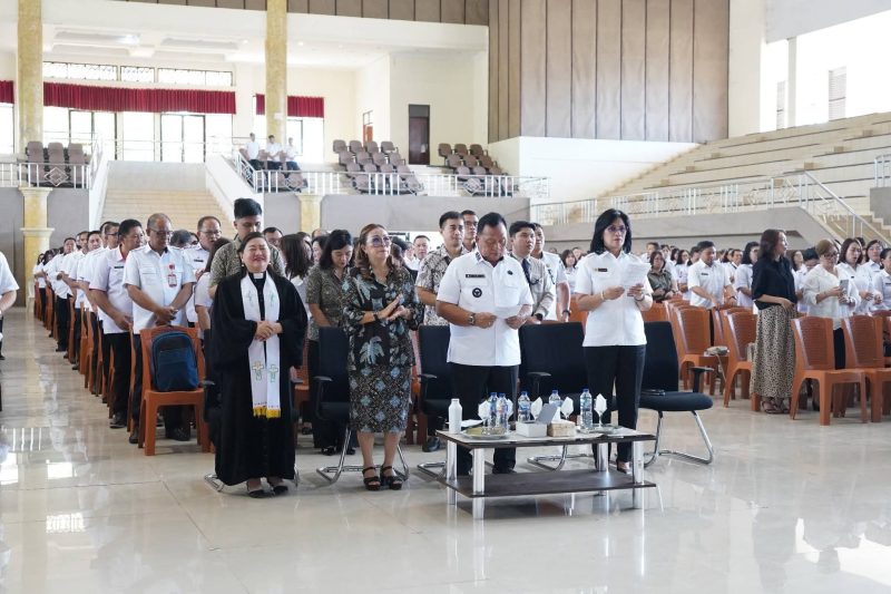 Pemerintah Kabupaten Minahasa kembali menunjukkan komitmennya dalam membangun kehidupan rohani aparatur negara dengan menggelar Ibadah Oikumene, Rabu (6/5/2026), bertempat di Gedung Wale Ne Tou Minahasa, Tondano.