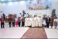 Bupati Minahasa Dr. Robby Dondokambey S.Si MAP., diwakili Wakil Bupati Minahasa, Vanda Sarundajang, SS., menghadiri Perayaan Ekaristi 25 Tahun Imamat RP. Fanny Stephanus Manengkey, MSC, Minggu (10/05/2026).